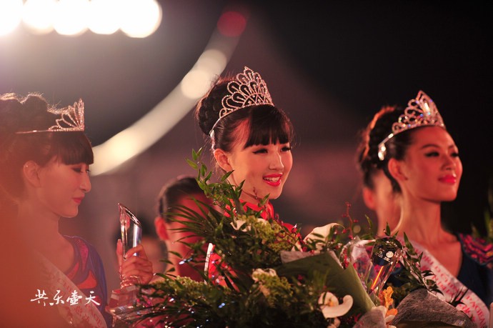 Hoàng Du Đình (giữa) đăng quang Hoa hậu thế giới Trung Quốc đêm 21/5 tại khu danh thắng Hồ Kim Hải nổi tiếng của Bắc Kinh.